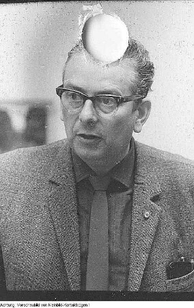 Paul Michaelis, Kunstmaler und Hochschullehrer in Dresden, während seiner Arbeit und im Gespräch mit dem Generaldirektor der Dresdner Museen, Max Seydewitz, 1962
