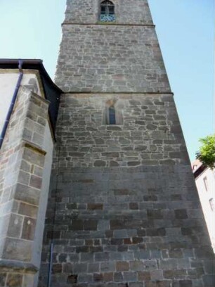 Stadtkirche - Kirchturm von Norden in Übersicht (beachte unterschiedliche Mauersteinverbände in Erd- und Obergeschossen)