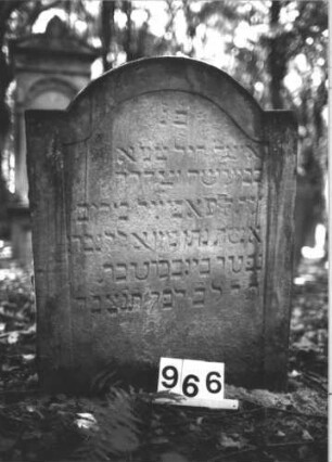Grabstein 966 (Index: 99898161) Material: Sandstein Zustand: angewittert Maße HxBxT: 91x66x9 cm Beschreibung: Stele mit eingezogenem Rundbogenabschluss: Grabstein 966