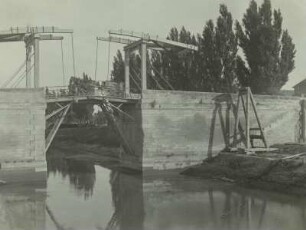 Frankreich, Arles, Kanalbrücke