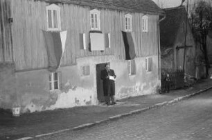 Gedenken an Jan Skala in Nebelschütz. Enthüllen der Gedenktafel am Geburtshaus. Verwandte und Gäste aus Polen an der Gedenkfeier : Wopomnjenska swjatočnosć na Jana Skalu w Njebjelčicach. Přiwuzni a hosćo z Pólskeje při wotkryću pomjatneje tafly při ródnym domje