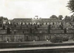 Potsdam. Park Sanssouci, Schloß Sanssouci (1745-1748; Georg Wenceslaus von Knobelsdorff). Gesamtansicht mit Terrassenanlage von Südsüdwest