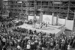 Richtfest für das Haus der Sorben am Postplatz in Bautzen am 26.5.1954. Bühnenprogramm : Zběhanka Serbskeho domu w Budyšinje dnja 26.5.1954. Jewišćowy program : Bautzen / Budyšin