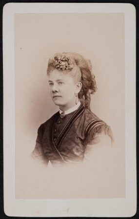 Porträt Langenhaun, ? (nachgewiesen um 1867/1870; Schauspielerin o. Tänzerin). Albuminabzug auf Karton (Carte-de-visite mit Atelieraufdruck verso)