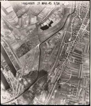 Amerikanische Luftbildaufnahmen von Kriegszerstörungen. Ausrichtung nach Westen. Knielingen (Randgebiet) / Rheinhafen (Randgebiet)