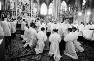 Freiburg: Priesterweihe im Münster, Priester segnen Diakone reihum