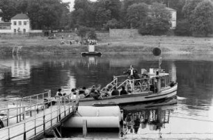 Dresden. Elbfähre in Johannstadt. Blick gegen Neustädter Ufer