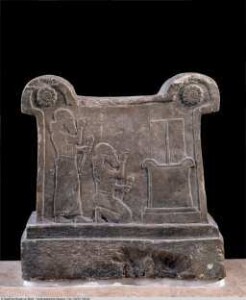 Symbolsockel mit Inschrift Tukulti-Ninurtas I.