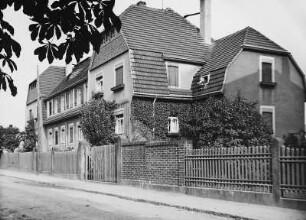 Coswig. Wohnhaus, Schweizer Straße 14/12. Straßenansicht mit Einfriedung