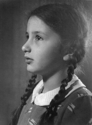 Kinderbilder. Porträt eines Mädchens mit Zöpfen im Profil