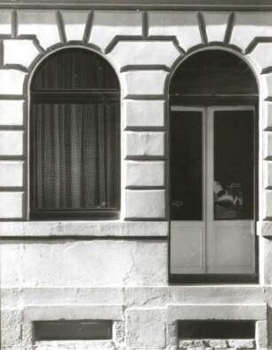 Markneukirchen, Erlbacher Straße 18. Wohnhaus mit ehemaligem Laden (um 1890). Erdgeschoßfenster und Ladentür