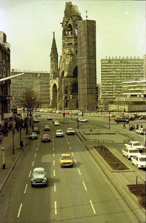 Berlin: Kaiser Wilhelm Gedächtniskirche von der Fußgängerbrücke Budapester Straße