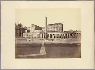 Rom: Blick vom Petersplatz auf Obelisk und Kolonnaden