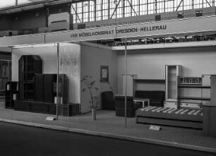Jugendzimmer (Modell 5048) : Ausstellungskojen des VEB Möbelkombinat Dresden-Hellerau mit Jugendzimmer (Modell 5048) (1985; VEB Möbelwerke Waltersdorf)