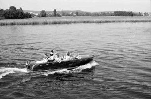 Gottlieben: Motorboot mit Familie auf dem Rhein