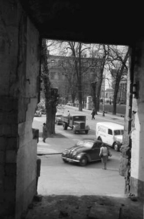 Stuttgart: Altes Schloss, Durchblick durch Bögen auf Schlossplatz