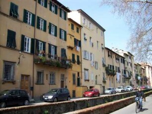 Lucca: Straßenzug in der Innenstadt