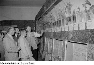 Ausstellungsbesucher während der Erklärung von Pflanzen und Saatgut