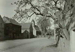 Thräna-Blumroda. Dorfstraße mit Kirche