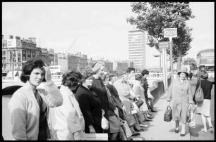 Dublin: Wartende am Bus Stop