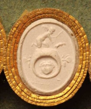 Ein von Cupido erklommener Hochzeitsring, zu beiden Seiten ein Schmetterling (Daktyliothek, Zweites Historisches Tausend)