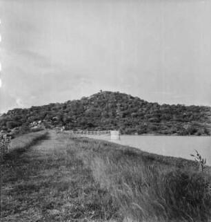 Ein See : Weg zu einem Steg in einen See