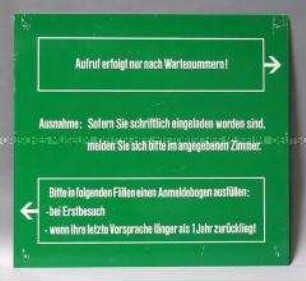 Schild "Aufruf erfolgt nur nach Wartenummern!" aus dem Arbeitsamt Berlin-Kreuzberg