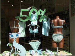 Neapel - Schaufenster : Schlussverkauf für Dessous. Aufgenommen in Neapel am 24. Juli 2004