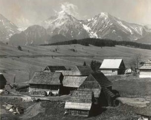 Ždiar. Bauernhäuser gegen Belanske Tatry mit Zdiarska vidla (2148 m) und Havran (2154 m). Blick nach Südwesten
