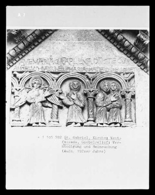 Westfassade: Portal — Giebelrelief: Heimsuchung und Verkündigung Mariä