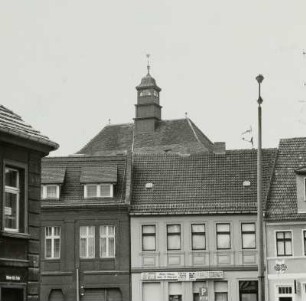 Peitz. Hauptstraße : Peitz. Hauptstraße 13. Wohn- und Geschäftshaus. Blick aus der Wilhelm-Külz-Straße geegen Festungsturm