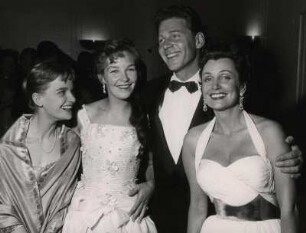 Isabelle Pia, Odile Versois, Jean-Pierre Aumont, Claude Farrère [im Maison de France]