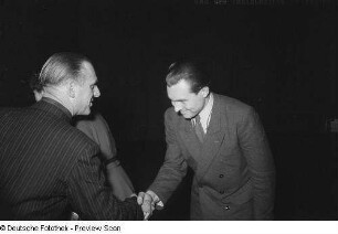 Preisverleihung beim Bezirksausscheid für Volkskunstgruppen 1954