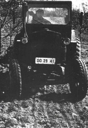 Anhängescheibenegge DSS 24 außermittig am Schlepper Pionier gekoppelt.