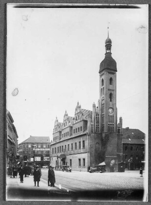Guben, Rathaus : Guben (Gubin/Polen). Rathaus. Straßenansicht mit Turm und Haupteingang