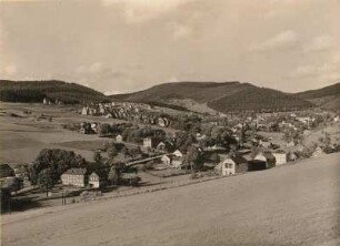 Klingenthal-Untersachsenberg. Ortsteilansicht nach Nordosten zum Georgenthal mit Mittelberg, Steinbachtal, Scheibenberg und Steindöbratal