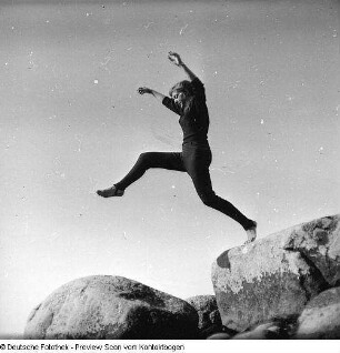 Ostsee; Gisela mit Reifen, beim Sprung