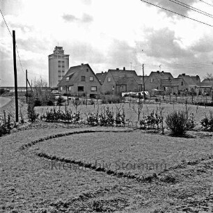 Blick auf Silo und Mühle F. W. Stoltenberg: im Vordergrund Werkshäuser: vorn Gärten