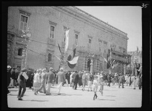 Valletta (Malta): Festliche Menschenmenge den Großmeisterpalast entlang ("Eucharistiekongress")