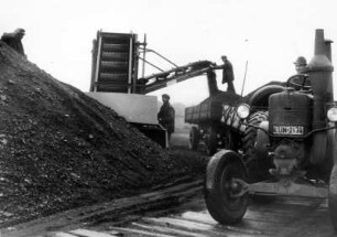 Bomlitz bei Uelzen. Abraum-Gebiet. Abraum wird verladen.