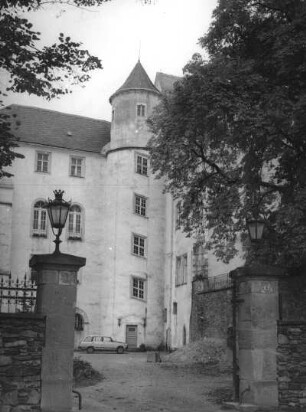 Bärenstein (Altenberg-Bärenstein). Schloss. Teilansicht mit Treppenturm und Haupttor