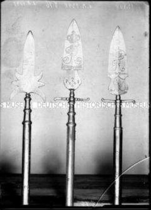 Spontons (2) der preußischen Infanterie-Regimenter No. 13 und No. 15 und Kurzgewehr des Infanterie-Regiments No. 4