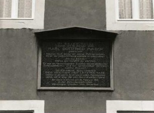 Meißen-Vorbrücke, Zscheilaer Straße 10. Wohnhaus (1801/1850). Gedenktafel für den Theologen Karl Gottfried Mäser