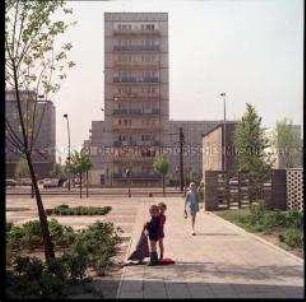 Kinder vor Plattenbau an einem Feiertag