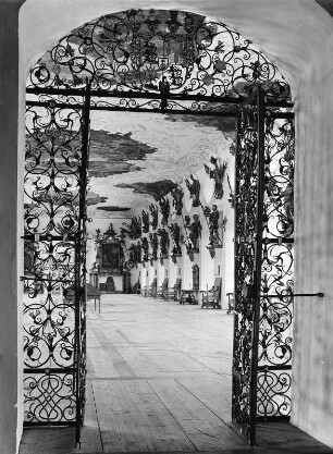 Wolfegg. Schloss Wolfegg (1578-1586, J. Schwartzenberger 1646/1655, 1689, 1760). Blick in den Rittersaal im Obergeschoß des Südflügels