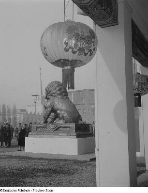 Lampions und Löwenfigur am chinesischen Ausstellungspavillon auf dem Ausstellungsgelände der Technischen Messe