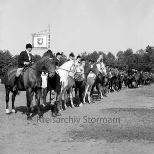 Kreispferdesportverband Stormarn e.V.: Exer: 8. Kreispferdeleistungsschau: Siegerehrung der teilnehmenden Reitabteilungen
