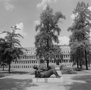 Dresden-Johannstadt. Medizinische Akademie "Carl Gustav Carus" (heute Universitätsklinikum), Kinderklinik (1927-1930, P. Wolf), im Vordergrund Plastik "Mutter mit Kind"