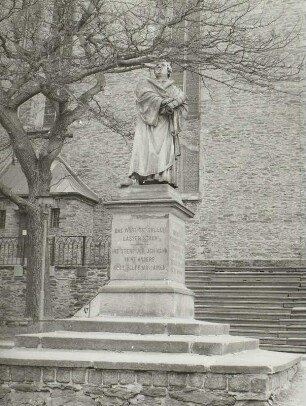 Martin-Luther-Denkmal : Annaberg-Buchholz, Unterer Kirchplatz mit Lutherdenkmal und Stadtkirche Sankt Annen