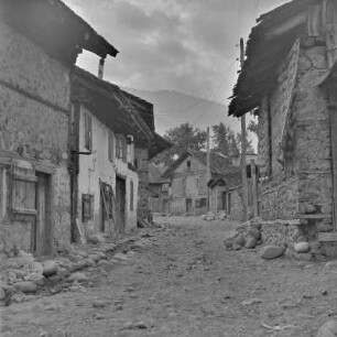 Straße durch die Ortschaft Bansko
